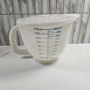 Tupperware 8 Cup/ 2L Measuring Jug with Lid
